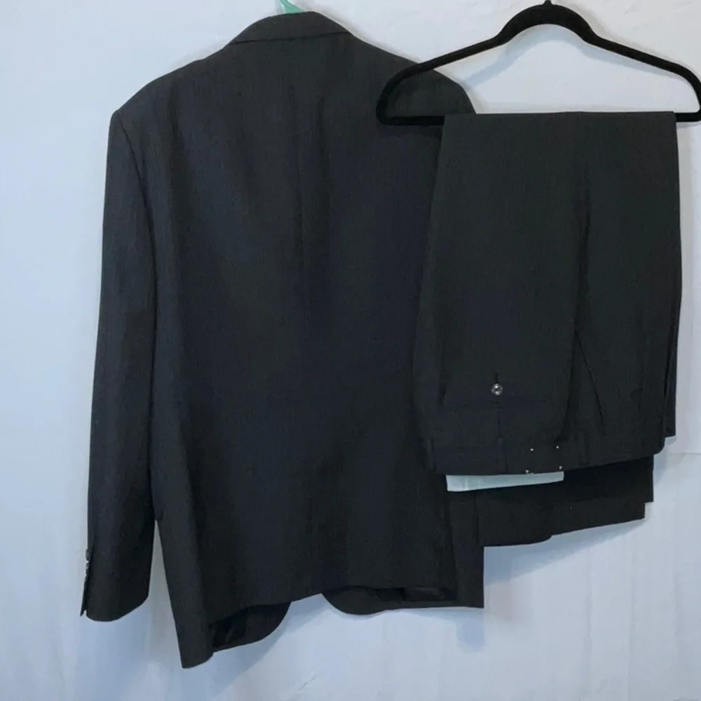 Men’s suit,size 44. Gray with blue and cream threads.